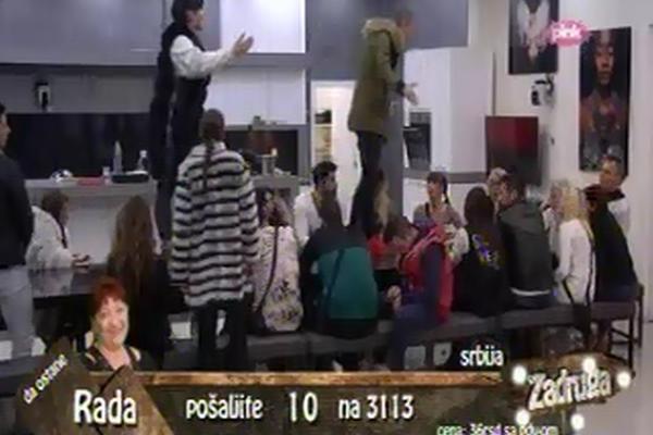 ZERINA FOLIRANT? Ne može da se kreće po kući, a sinoć skače na sto i udara Aleksandru!