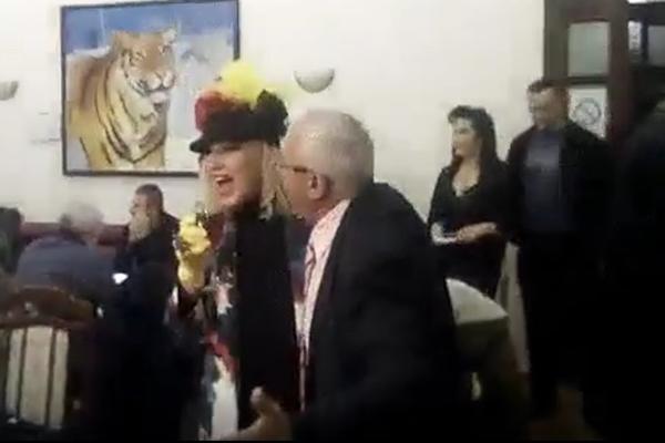 KEBO PUSTI MIKROFON! Kojić u Jagodini prigrabio mikrofon pa ne pušta, Era terao goste da ga hrane PASULJEM (VIDEO)