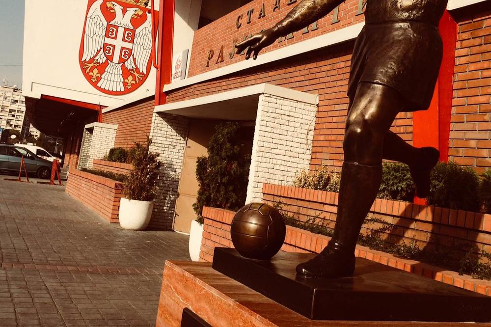 FUDBALER ZVEZDE JE UMRO SA SAMO 23 GODINE: Navijači se okupili ispred njegove kuće i vikali: Dejane, ustani!