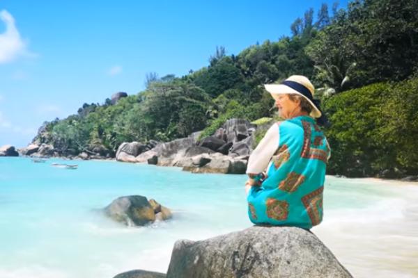 NJEGOVA MAJKA JE MAŠTALA DA ODE NA SEJŠELE! Ispunio joj je želju uz reči KOJE SU DIRNULE CELU SRBIJU (VIDEO)