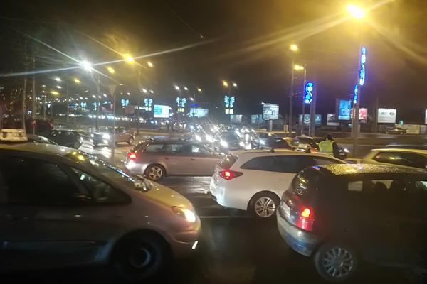 LANČANI SUDAR KOD GAZELE: Dve trake blokirane, kolona od Autokomande do Mostarske petlje