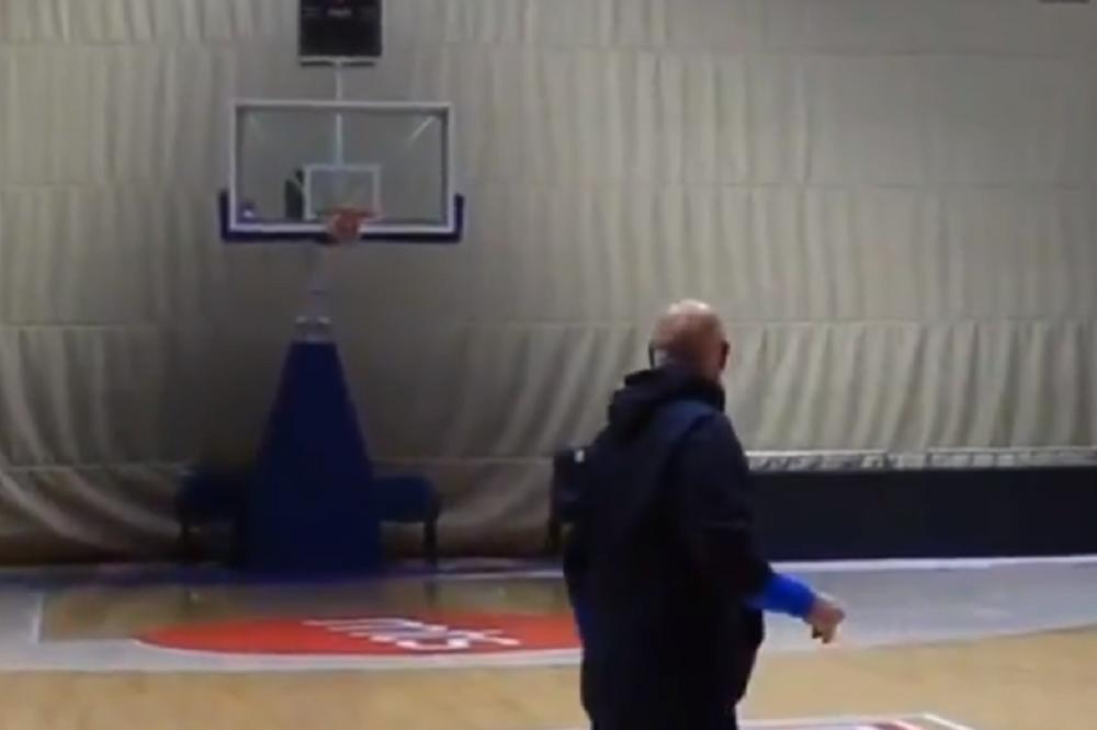 ODMAH DONESI TRI SLIKE I KRŠTENICU: Zvezdin trener izveo potez sezone - koš sa pola terena i to iza leđa!