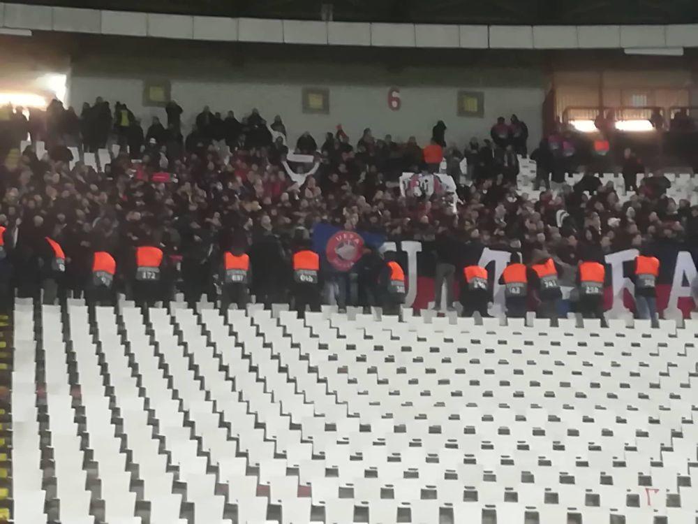 Navijači PSŽ-a sa transparentom 'UEFA mafija