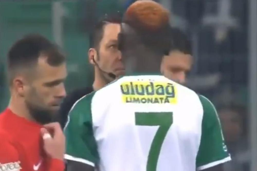 POČEO JE DA VILENI ZBOG KARTONA: Sudija ga je bukvalno hipnotisao pogledom! Ućutao je iste sekunde!