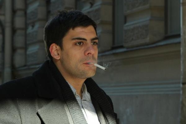 IZGLADNJIVAO SE DO IZNEMOGLOSTI DA BI SE PRETVORIO U HODAJUĆEG LEŠA: Nekada zgodan baja a danas ga gledamo OVAKVOG!