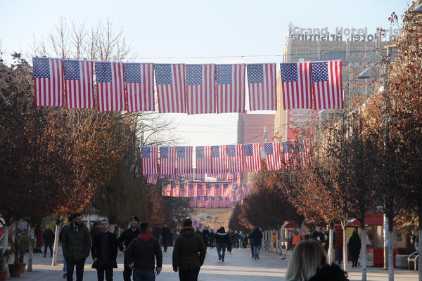 AMERIČKE ZASTAVE OSVANULE U PRIŠTINI: Zahvalnost za podršku u formiranju vojske!