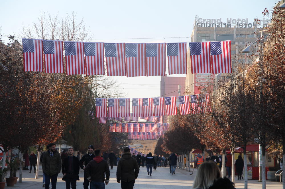 AMERIČKE ZASTAVE OSVANULE U PRIŠTINI: Zahvalnost za podršku u formiranju vojske!