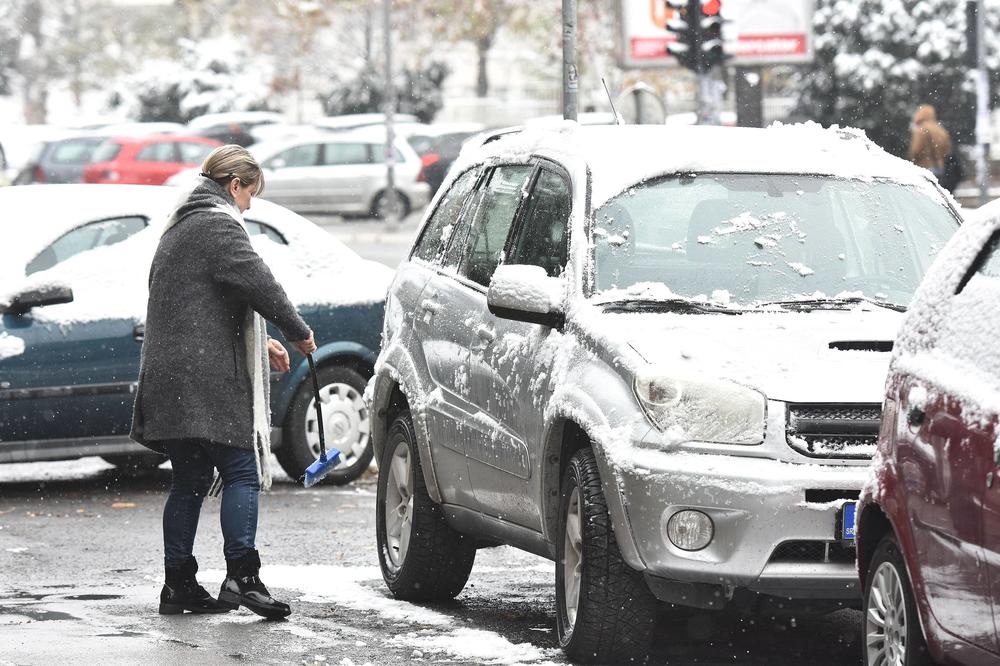 IZLAŽETE OPASNOSTI I SEBE I DRUGE: Kada padne sneg, većina NE URADI ovo pre vožnje, a to je velika greška!