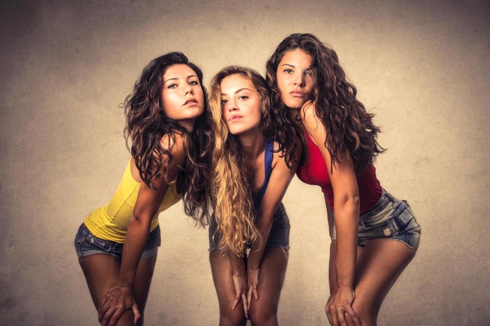 ISPRED GRUPE MUŠKARACA STALE SU MRŠAVICA, ATLETSKI GRAĐENA DAMA I ŽENA S OBLINAMA: U nju su SVI buljili!