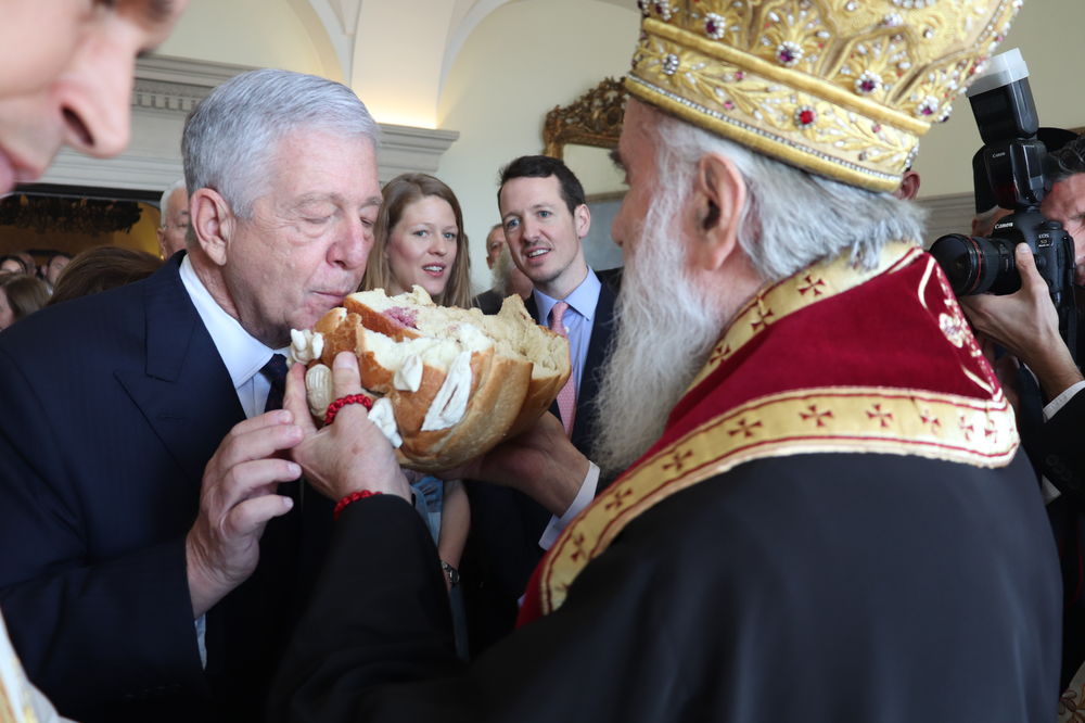 SLAVILI SMO SLAVU S KARAĐORĐEVIĆIMA NA DVORU! Dok je patrijarh Irinej služio liturgiju jedna stvar nas je naježila