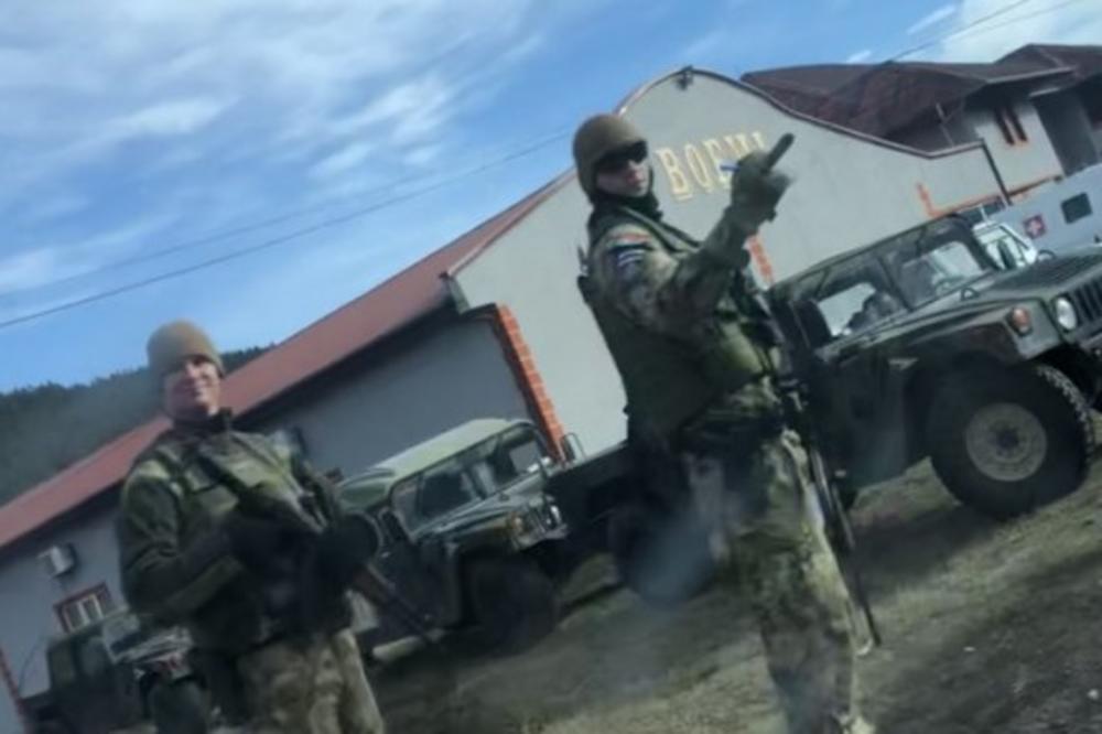 NATO VOJNICI UNIŠTAVAJU SLIKE PUTINA NA KOSOVU! Poslali su jezivu poruku šefu KREMLJA (FOTO)