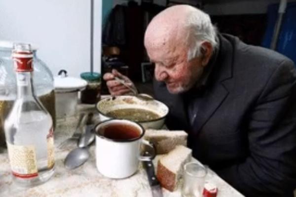 PRONAŠLI SU DEDU U MESTU PORED ČERNOBILJA: Ostali su ZAPREPAŠĆENI kada su VIDELI kako izgleda! (FOTO)