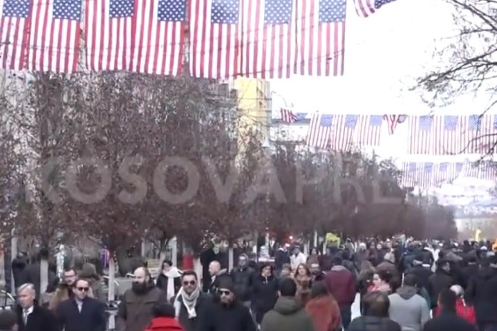 AMERIČKE ZASTAVE SE VIJORE PRIŠTINOM: Postavljene su po nalogu prištinskih instutucija, a evo zbog čega! (VIDEO)