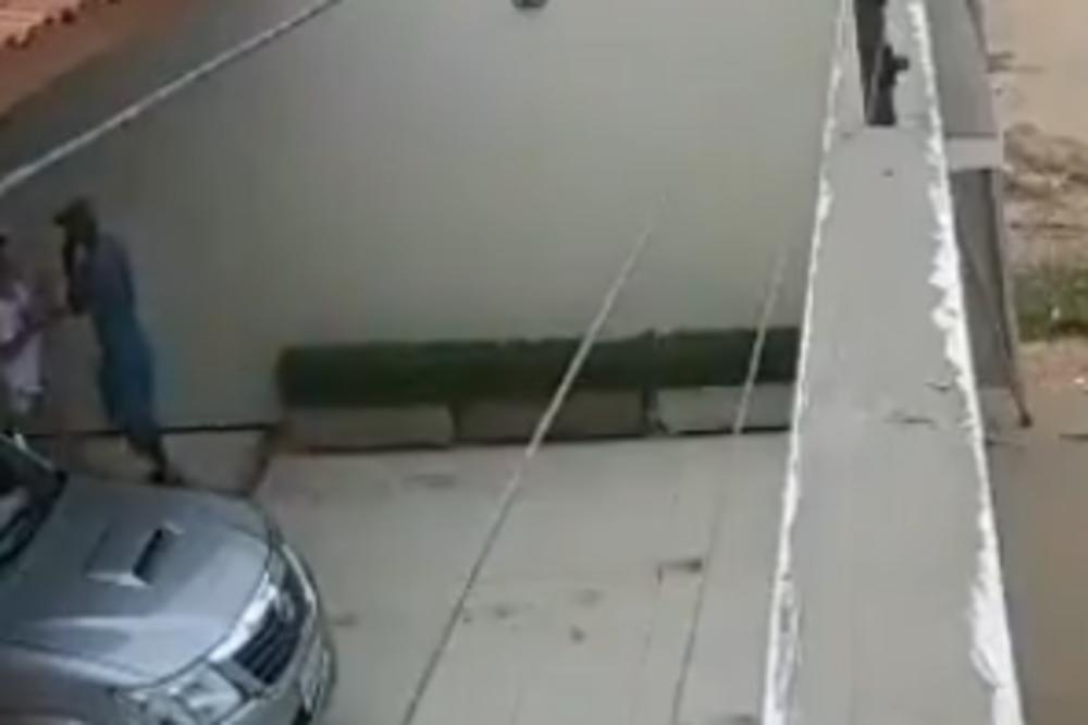 PROSJAK JE TRAŽIO VODU OD GAZDARICE KUĆE: Njeno veliko srce SKUPO JU JE KOŠTALO! (VIDEO)