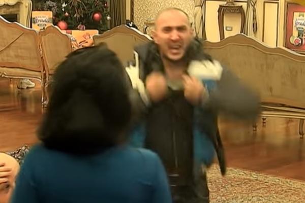 ISPLIVAO SNIMAK CONJINOG NERVNOG SLOMA: Ovo je trenutak kada je sebi hteo da prereže VENE (VIDEO)