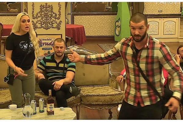 SNAJKA JE NE ZANIMA, NEDA PORUČILA BRATU: Nemoj da se nerviraš zbog nebitnih ljudi!