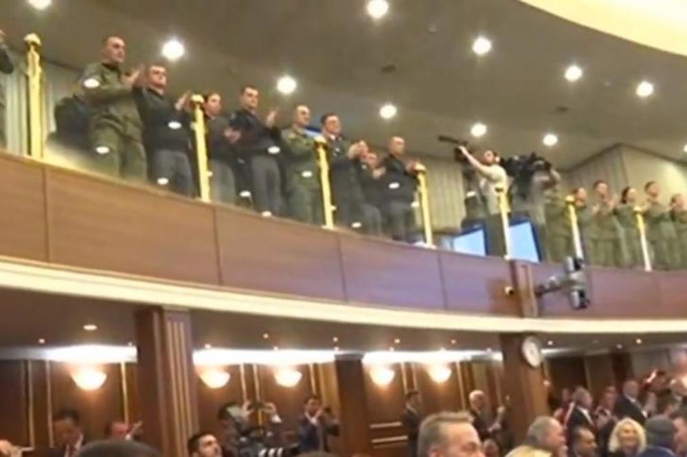 KOLAPS NA KOSOVU: Prištinski studenti sahranjuju rezoluciju 1244, a Albanci u južnoj Mitrovici proslavljaju!