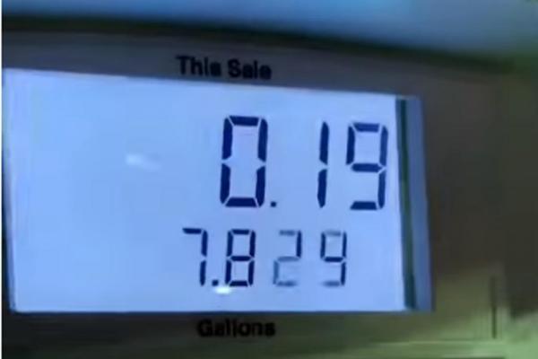 SAN SVAKOG VOZAČA: Uspela je da napuni rezervoar za samo 40 dinara - ni ona nije mogla da veruje! (VIDEO)