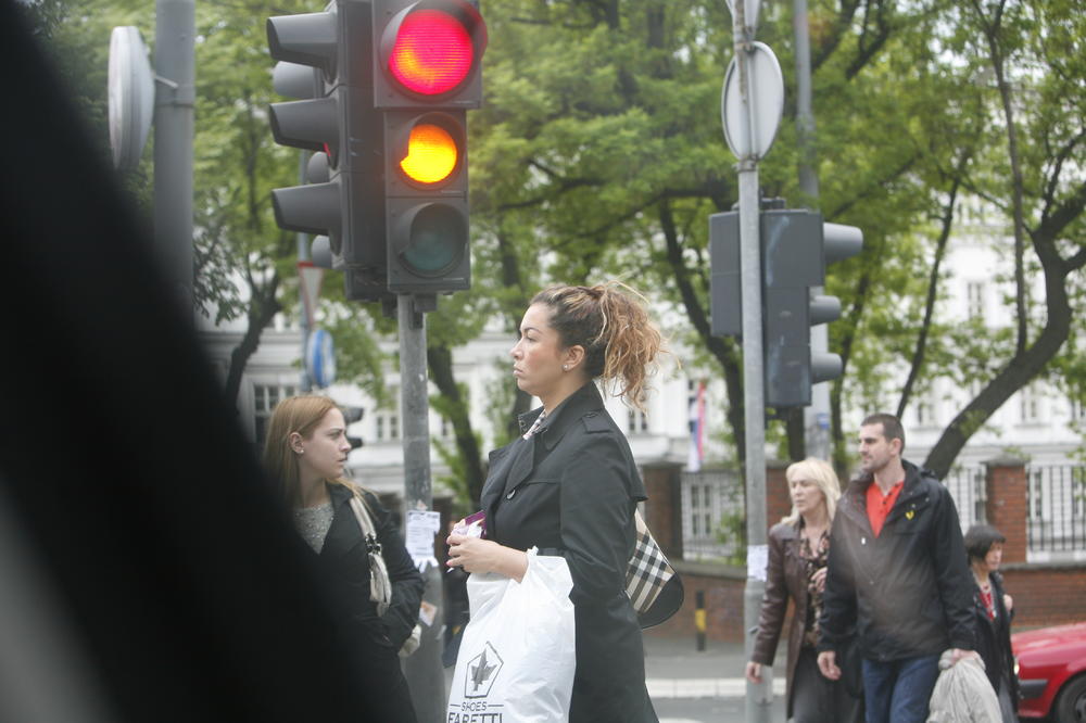 RUSKI RULET NA BG ULICAMA! Ovaj PIJANI semafor danas je zbunio pešake i vozače! (FOTO)