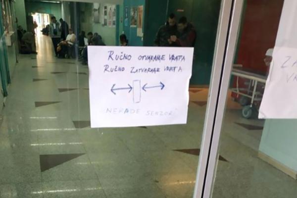 NERADE SENZORI, RUČNO OTVARAJ! Zbog greške na vratima SRPSKE bolnice doživećete TRANSFER BLAMA! (FOTO)