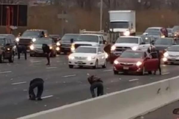 IZ BLINDIRANOG VOZILA LETEO JE NOVAC: Reakcija ljudi postala je hit! (VIDEO)