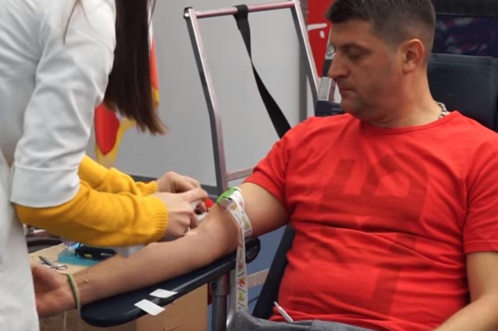 JE L' IMAŠ TEŠKU RUKU: Milojević s Delijama dao dobrovoljno krv, a ovako je reagovao na ubod iglom!