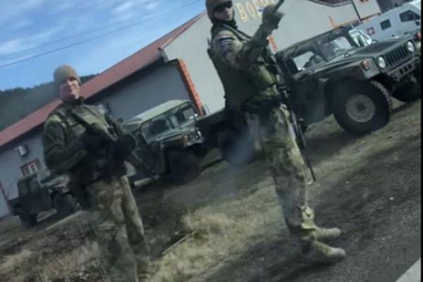 VOJNIK KFOR-a NA KOSOVU U KAMERU POKAZAO SREDNJI PRST! Kome je ovo upućeno? (FOTO)