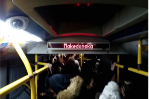 GUŽVE SU ZBOG OLOŠA KOJI DOLAZI IZ UNUTRAŠNJOSTI U BEOGRAD: Na liniji 65 zbog kolapsa psuju sve studente! (FOTO)