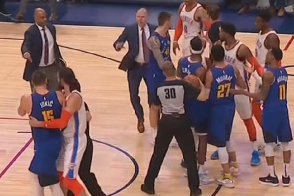 DEČKO, GDE SI POŠ'O? Obračun Vestbruka i Jokića - saigrači morali da ih razdvajaju!