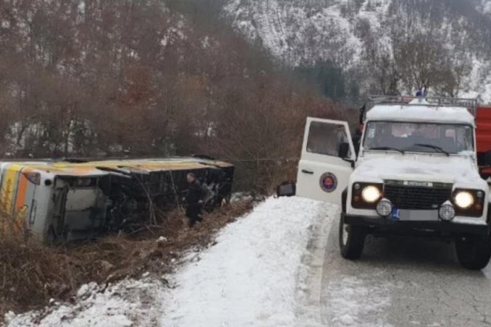 AUTOBUS IZ BEOGRADA PREVRNUO SE KOD NEVESINJA, dvoje ljudi poginulo! (FOTO)