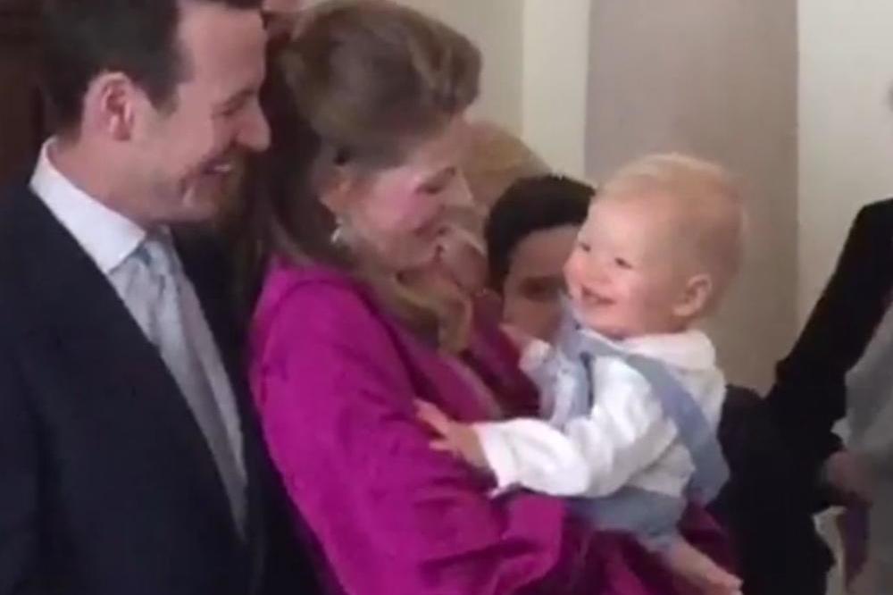 DANAS SE KRSTI MALI PRINC STEFAN U PRADEDINOM ODELCU: Krstiće ga patrijarh Irinej u crkvi Svetog Andreja (VIDEO)