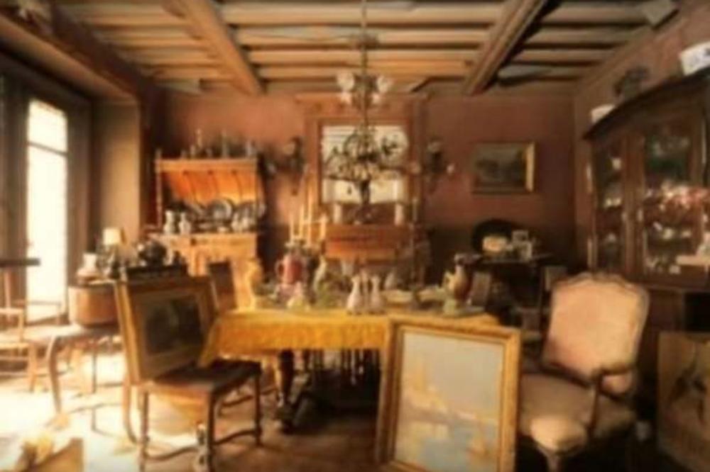 ŠOKIRAĆETE SE KADA POGLEDATE ŠTA SU ZATEKLI: Otključali su stan posle 70 godina i ostali bez teksta! (VIDEO)