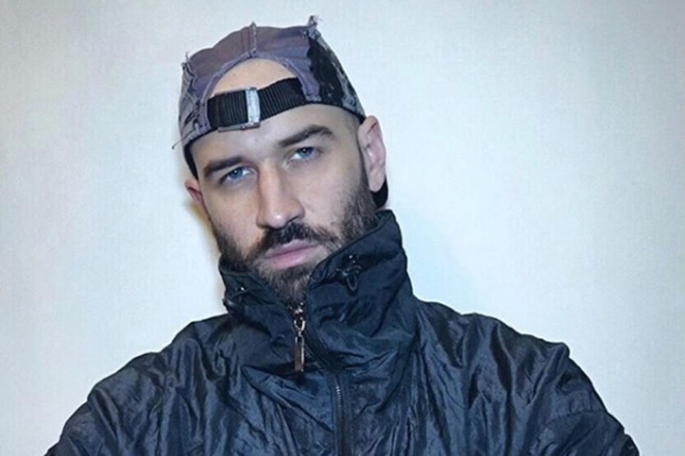 SIN RAJKA ŠOTRE JE DIVLJAO HAMEROM PO BEOGRADU: Udario 20 vozila, otkinuo semafor, pa se zabio u trafiku! (FOTO)