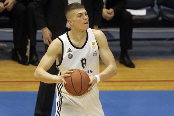 NAVIJAČI U TRANSU: Edo Murić je ponovo skrenuo pažnju na sebe!