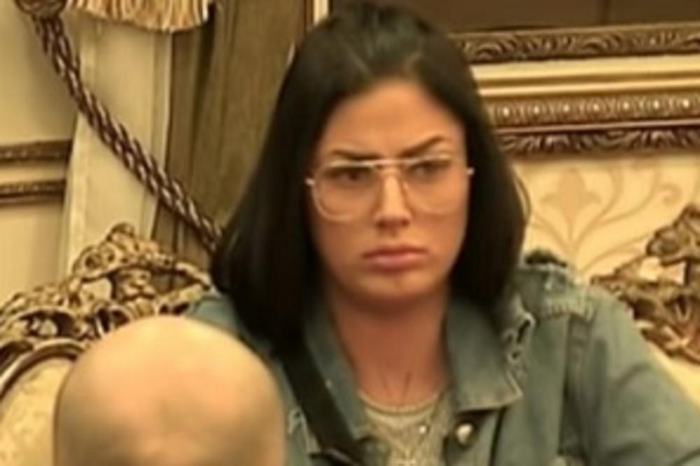 GURALA U LAJVU KRASTAVAC U GRKLJAN DA VIDI KOLKO DUBOKO MOŽE DA ODE: Pokajala se al kasno! Dečko ju je ipak OSTAVIO