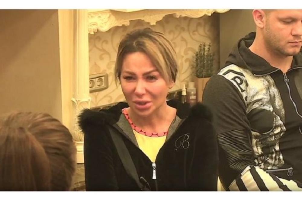 POKOJNA MAJKA MI NIJE DAVALA DA JEDEM, OKO USTA MI JE SVE BILO BELO: Enisa RASPLAKALA cimere nakon ove ISPOVESTI!