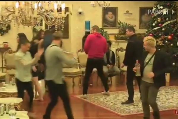 RATNO STANJE U PAROVIMA Pijana gađala Marinkovića staklenim bokalom, cela vila u komadima stakla! HOROR