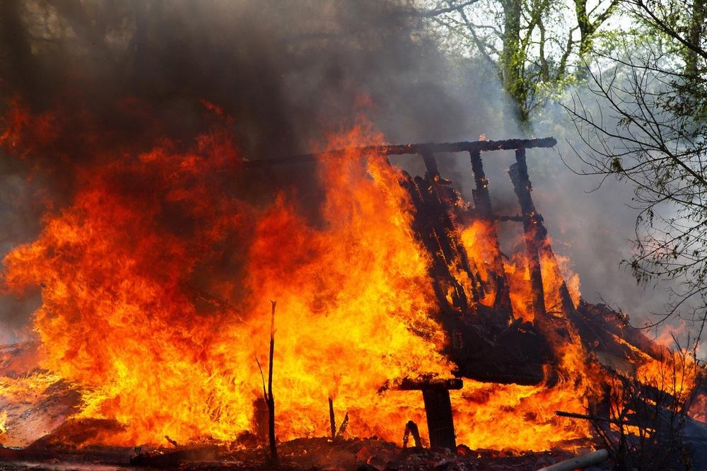 STRAVIČAN POŽAR U PORODIČNOJ KUĆI, DETE (9) NASTRADALO: Tragedija u Inđiji!