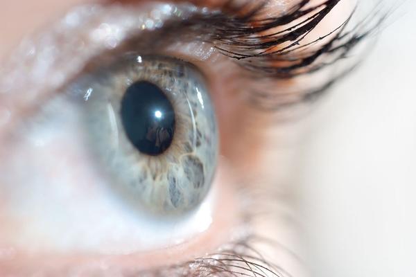 6 SIMPTOMA KOJI UKAZUJU NA KATARAKTU: Zamagljen vid je prvi među njima, a jak uticaj IMA STARENJE