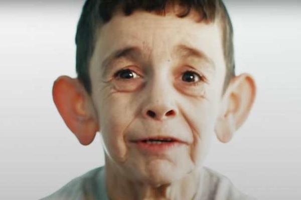 DEČAK (7) ZAROBLJEN U TELU STARCA: Deca ga maltretiraju, a on ima samo jednu želju! (VIDEO)