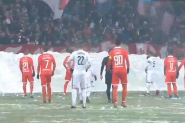 SAVIĆ I GOBELJIĆ IH MOLILI DA PRESTANU: Delije gađaju igrače grudvama, fudbaler Čukaričkog pogođen u glavu!