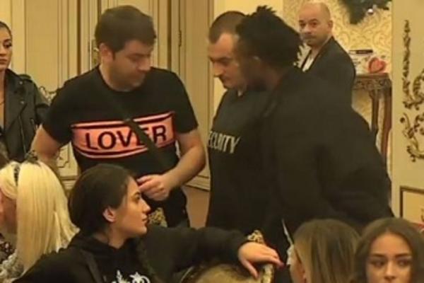 OBEZBEĐENJE MORALO DA REAGUJE: Posvađali se na KRV I NOŽ! Bacali stvari po vili a onda se sve OTRGLO KONTROLI