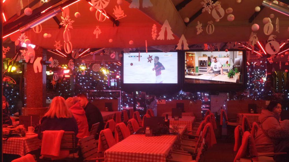 U jednom zagrebačkom lokalu je na televizoru pušten snimak meča Partizan - Mačva  