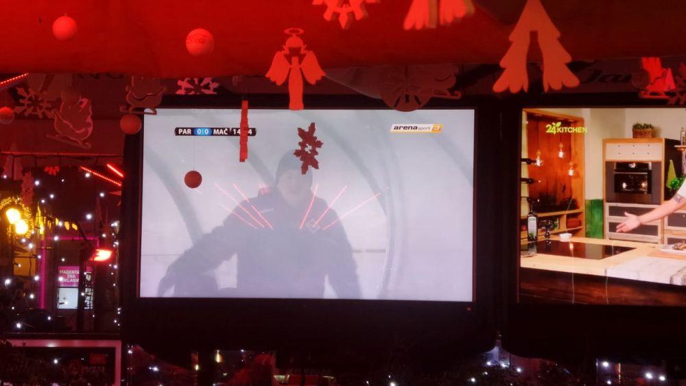 U jednom zagrebačkom lokalu je na televizoru pušten snimak meča Partizan - Mačva  