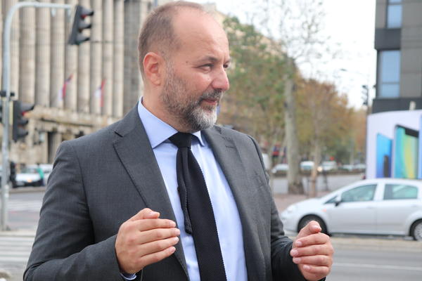 BRAT BOJKOTOVAO PROTEST, A SAD POZIVA NA BOJKOT IZBORA. ON JE KRALJ UNIVERZUMA: Tviteraši urnisali Sašu Jankovića!