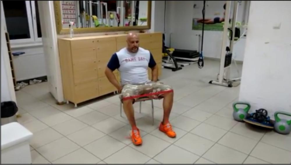 Vežba za zadnjicu: Sedeće razvlačenje gume na kolenima  