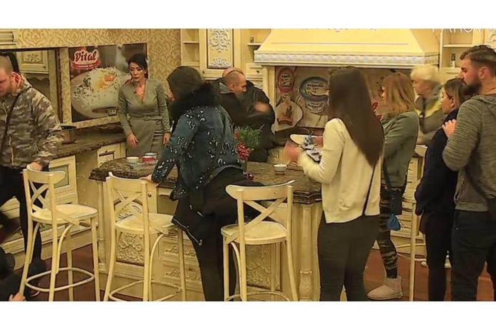 U PAROVIMA RATNO STANJE: Letele saksije i flaše, Dina pala na pod! Obezbeđenje MUNJEVITO reagovalo!