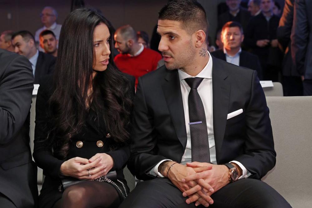 MITROVIĆEVA ŽENA TEMA JE DANA: Lepa Kristina MUTI UM kad se pojavi, ŽENA PUCA KAD SE SKINE