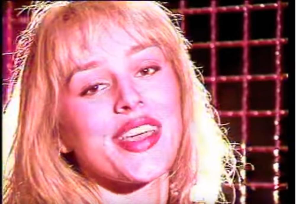 Pevačica na početku karijere  