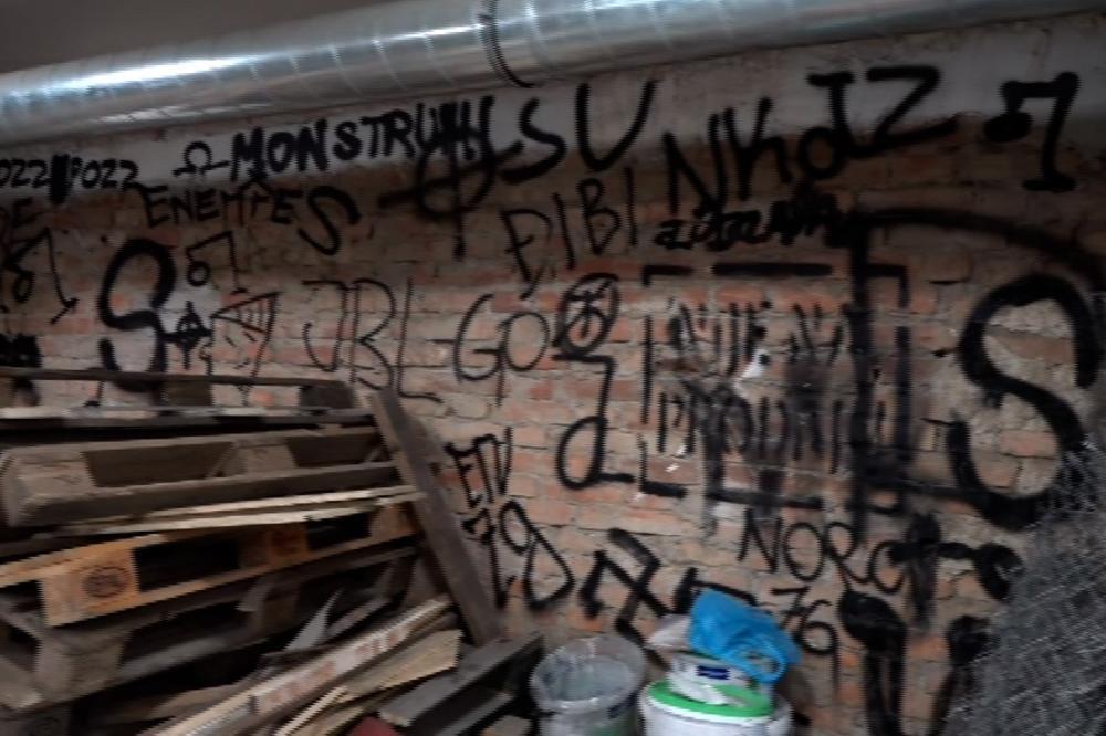 POLICIJA UPALA U TAJNO SKROVIŠTE BED BLU BOJSA: Pavelić, Hitler, kukasti krstovi, palice, šipke, bombe, baklje...